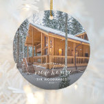 Eerste Kerstmis Nieuw-Home Aangepaste foto White s Keramisch Ornament<br><div class="desc">Herdenking van je eerste kerstfeest in je nieuwe huis met dit mooie ornament van de moderne keepslag. De witte tekst leest "Eerste Kerstmis in ons nieuwe huis, "met de woorden "nieuw huis"in elegant handschrijvend manuscript met flourishes vóór en na. Vervang het afbeelding van de steekproef met een foto van uw...</div>