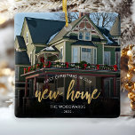 Eerste Kerstmis Nieuw Huis Goud Script Fotovierkan Keramisch Ornament<br><div class="desc">Herdenking je eerste Kerstmis in je nieuwe huis met deze mooie moderne keepaardse versiering. In de tekst staat "Eerste Kerstmis in ons nieuwe huis" met de woorden "nieuw thuis" in elegant gouden foliescript. Vervang het afbeelding van de steekproef met een foto van uw nieuw huis en voeg de familienaam in...</div>