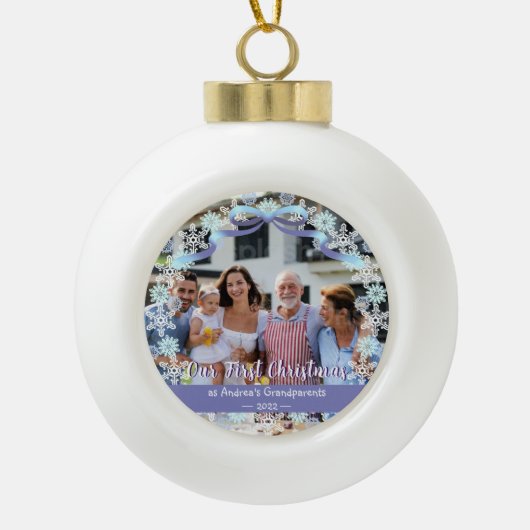 Eerste kerstmis Nieuwe babygrootouders Snowflakes Keramische Bal Ornament (Voorkant)