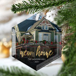 Eerste Kerstmis Nieuwe Huis Gouden Script Foto Glas Ornament<br><div class="desc">Herdenking je eerste Kerstmis in je nieuwe huis met deze mooie moderne keepaardse versiering. In de tekst staat "Eerste Kerstmis in ons nieuwe huis" met de woorden "nieuw thuis" in elegant gouden foliescript. Vervang het afbeelding van de steekproef met een foto van uw nieuw huis en voeg de familienaam in...</div>