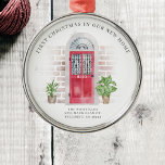 Eerste Kerstmis Nieuwe Rode Deuren van het Huis Ch Metalen Ornament<br><div class="desc">We hebben de rode deur van de waterverf naar huis verplaatst en het ornament voor de aankondiging van je huis verplaatst om je familie en vrienden te informeren over je nieuwe thuis. Dit ornament is voorzien van een waterverf rode voordeur, rode bakstenen muren, twee planten aan elke kant van de...</div>