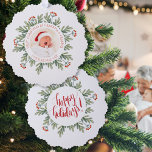 Eerste Kerstmis Oma Opa Foto Bessen Ornament Kaart<br><div class="desc">Eerste Kerstmis oma opa foto bessen. Een all-in-one ornament en kaart om de harten van nieuwe grootouders te verwarmen, met een foto van hun nieuwe kleinkind in het centrum binnen een cirkelmasker en naam en jaar, die u gemakkelijk kunt personaliseren binnen een cirkelvormig lijst Prettige feestdagen van wintergroen en bessen,...</div>
