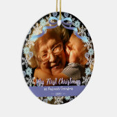 Eerste Kerstmis oma Snowflakes Soft Blue Paars Keramisch Ornament (Rechts)