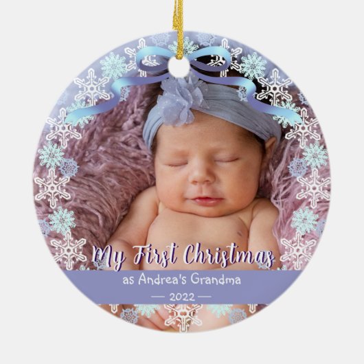 Eerste Kerstmis oma Snowflakes Soft Blue Paars Keramisch Ornament (Achterkant)