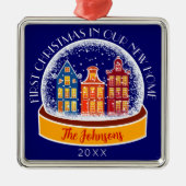 Eerste Kerstmis Onze Nieuwe Huis Snowglobe Kerstmi Metalen Ornament (Voorkant)