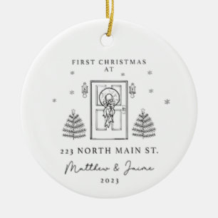 Eerste Kerstmis op 223 North Main St 2023 Keramisch Ornament
