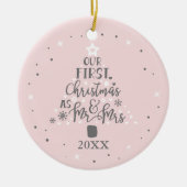 Eerste Kerstmis Passen getrouwd Jaar Blush Roze Keramisch Ornament (Voorkant)