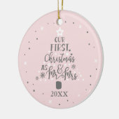 Eerste Kerstmis Passen getrouwd Jaar Blush Roze Keramisch Ornament (Links)