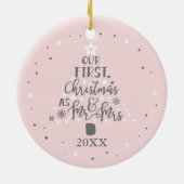 Eerste Kerstmis Passen getrouwd Jaar Blush Roze Keramisch Ornament (Achterkant)