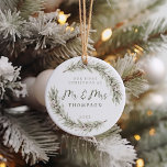 Eerste Kerstmis Passen getrouwd Sage Groen Keramisch Ornament<br><div class="desc">Prachtige minimalistische waterverf groene krans met salie groene bladeren en witte bessen om de zeer speciale eerste kerst te vieren als nieuw onkruid.</div>