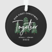 Eerste Kerstmis Samen 2023 Evergreen Koppels Ornament (achterkant)