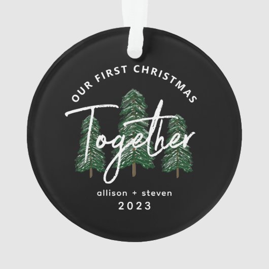 Eerste Kerstmis Samen 2023 Evergreen Koppels Ornament (achterkant)