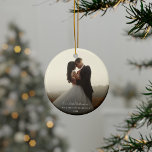Eerste Kerstmis Trouwdag Foto Kalligrafie Keramisch Ornament<br><div class="desc">Een feestelijk stuk dat je dierbare herinneringen omzet in een tijdloze vakantieschat! Dit elegante ornament legt perfect de sfeer van saamhorigheid en vreugde vast en stelt u in staat om uw kerstboom te personaliseren met een speciale momentopname van uw helderste momenten. Ontworpen als aanvulling op uw vakantie-inrichting, is deze aandenken...</div>