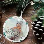 Eerste Kerstmis van de aangepaste baby | Kerstmis Keramisch Ornament<br><div class="desc">Eerste Kerstmis van de aangepaste baby | Keramisch Ornament . Pas het ornament door het afbeelding en de naam te veranderen aan. De kleur en de doopvont van de tekst kunnen worden veranderd. Voor elke verdere aanpassing,  voel me vrij om me te contacteren.</div>