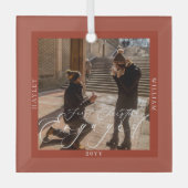 Eerste Kerstmis Verloofde Foto Terracotta Glas Ornament (Voorkant)