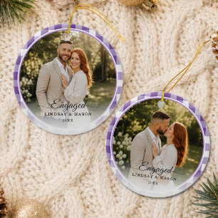 Eerste kerstmis Verloving 2 Foto Paarse Gingham Keramisch Ornament