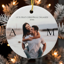 Eerste kerstmis Verloving Modern Koppel 2 Foto Keramisch Ornament