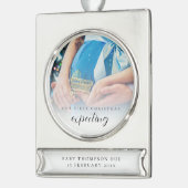 Eerste Kerstmis Verwacht foto-overlay moederschap Verzilverd Banner Ornament (Links)