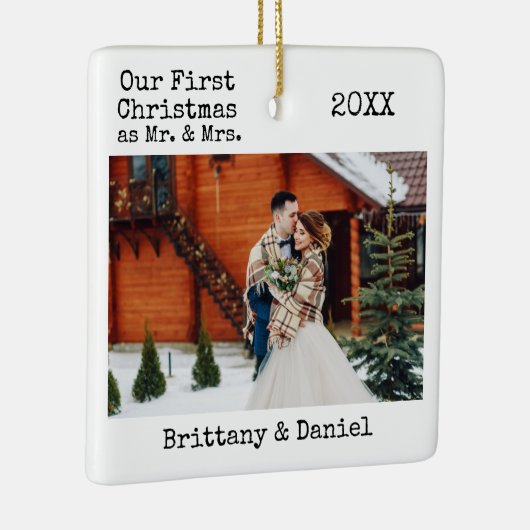 Eerste Kerstmis voor schrijfmachine, Mr. en Mrs. F Keramisch Ornament (Rechts)