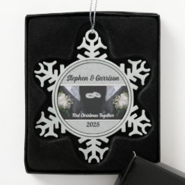 Eerste Kerstmis voor Twee Grooms Tin Sneeuwvlok Ornament