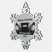 Eerste Kerstmis voor Twee Grooms Tin Sneeuwvlok Ornament (Rechts)