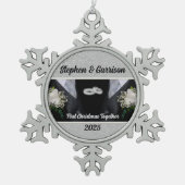Eerste Kerstmis voor Twee Grooms Tin Sneeuwvlok Ornament (Voorkant)