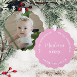 Eerste kerstnaam en Baby foto pastel roze Ornament Kaart<br><div class="desc">De eerste kerstboom ornament kaart van deze baby maakt een leuk aandenken voor je dochter. Voeg je favoriete foto toe aan de voorkant. Op de achterkant staat haar naam en jaartal. Hang aan de boom of gebruik als een speciaal gepersonaliseerd geschenk label. Als u de tekst en foto wilt wijzigen,...</div>