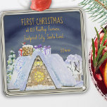 Eerste kerstnieuwe kerstman: Kerstman op straat Metalen Ornament<br><div class="desc">Eerste Kerstmis in een nieuw ornament voor thuisvakantie,  dat u kunt aanpassen aan het jaar en uw nieuwe adres. Fun design met luie daktop tegen de middernacht,  met santa-voetafdrukken in de sneeuw en een paar cadeautjes die klaar zijn om de schoorsteen omlaag te brengen.</div>
