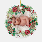 Eerste kerstouders Holly Pine Cone Leaf Foto Keramisch Ornament (Achterkant)