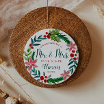 Eerste kerstPassen getrouwd Keramisch Ornament<br><div class="desc">Mooie waterverf florale kreet met groene,  rode en blauwgroen kerstbloemen en bladeren om het allerbijzondere kerstfeest te vieren als nieuw kruid.</div>