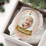 Eerste kerstroze Baby Foto & Name Snow Wereldbol Keramisch Ornament<br><div class="desc">Magische gouden sneeuw wereldbol en gouden magische sterren, eerste kerstfoto keepastisch ornament. Het ornament van de eerste kerstsneeuw van roze en gouden baby's wereldbol kan worden aangepast met de naam van de baby, het jaar, en een foto op de voorkant en een op de achterkant. Oorspronkelijk met de hand getekend...</div>