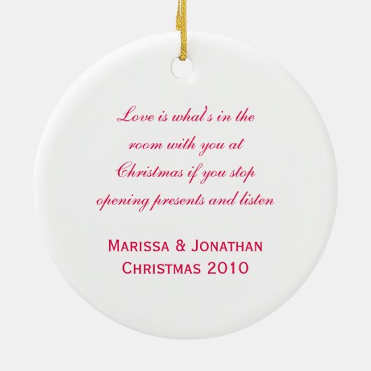 Eerste kerstroze Tortelduifjes op Holly Keramisch Ornament (Achterkant)