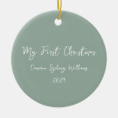 Eerste kerstscriptie babyfoto sagegroen keramisch ornament (Voorkant)