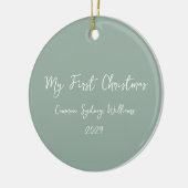 Eerste kerstscriptie babyfoto sagegroen keramisch ornament (Links)