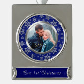 Eerste kerstsnowflake op blauw verzilverd banner ornament (Voorkant)