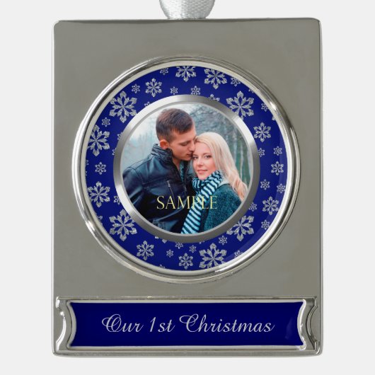 Eerste kerstsnowflake op blauw verzilverd banner ornament (Voorkant)