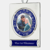 Eerste kerstsnowflake op blauw verzilverd banner ornament (Links)