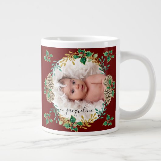 Eerste Kersttante Foto Holly Pine Kegels Goud Grote Koffiekop (Rechts)