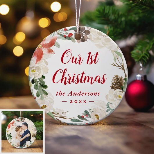 Eerste kerstwinter Floral Wreatfoto op Ivory Keramisch Ornament