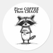 Eerste Koffie Dan Chaos Funny Raccoon _1 Ronde Sticker (Voorkant)