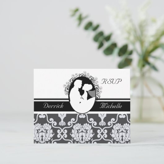 Eerste kus zwart-wit trouw RSVP kaart (Staand voorkant)