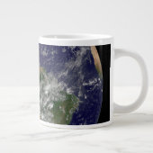 Eerste lentedag op het noordelijk halfrond. grote koffiekop (Rechts)