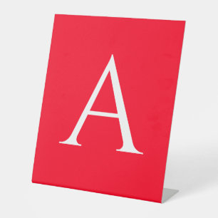 Eerste letter monogram rood wit gewoon eenvoudig reclamebord met voetstuk