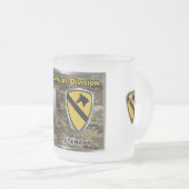 Eerste luitenant van de afdeling Cavalry Matglas Koffiemok (Voorkant rechts)