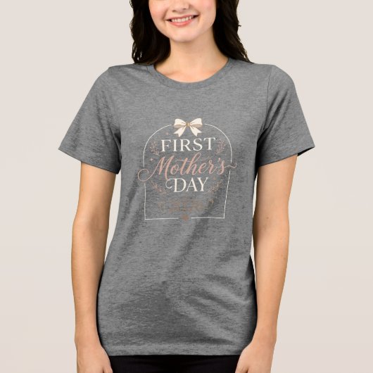 Eerste Moederdag 2026 Shirt, Nieuwe Moeder Tri-Blend Shirt (Voorkant)