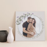 Eerste Moederdag Foto Paars Wilde Lijst Imitatie Canvas Print<br><div class="desc">Het canvas van de foto voor Eerste Moederdag of geeft de tekst voor een andere gelegenheid uit. Het fotomalplaatje is opstelling voor u om uw afbeelding toe te voegen, dat in ronde vorm wordt getoond. Dit elegante en delicate ontwerp heeft een lijst met bloemen en paarse wilde bloemen en groen....</div>