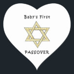 Eerste passage van baby hart sticker<br><div class="desc">De eerste pasover van baby's vieren met joodse ster en matzoh cadeaus voor de joodse feestdagen en baby voor de zeder.</div>