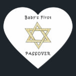 Eerste passage van baby hart sticker<br><div class="desc">De eerste pasover van baby's vieren met joodse ster en matzoh cadeaus voor de joodse feestdagen en baby voor de zeder.</div>