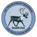 Eerste Polar Airlift Sqdn - Ondergedompeld Fotobeeldje Magneet<br><div class="desc">Met de nachtelijke bediening, Arctic/polair blue, subdued, camouflage verversingseenheid van het mythische 1ste Polar Airlift Squadron, waaraan de acht rendieren van de Kerstman zijn toegewezen: Dasher, Dancer, Prancer, Vixen, Comet, Cupid, Donner en Blitzen. Een rendier (caribou) verschijnt binnen een blauwe ring. De tekst, "1ST POLAR AIRLIFT SQUADRON" en het squadron...</div>