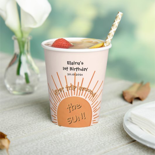 Eerste reis rond de zon op 1 oktober papieren bekers (Insitu)